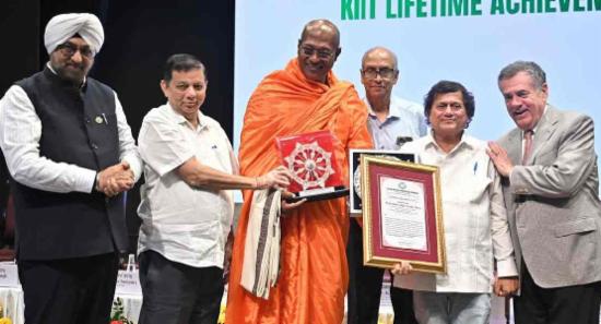 ගංගාරාමයේ අස්සජි හිමි ගෞරව සම්මානයකින් පිදුම් ලබයි